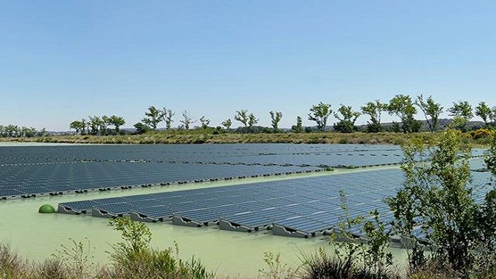 Κατασκευάζεται ο μεγαλύτερος πλωτός ηλιακός σταθμός του κόσμου